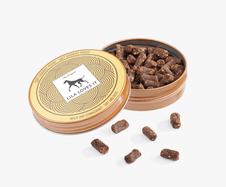 Лакомства с конско месо Lila Loves It - 60г Меки лакомства с конско месо Lila Loves It в метална кутия, идеални за кучета с дентални проблеми.