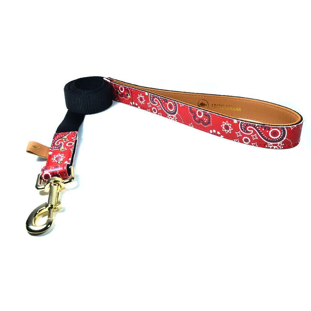 ARGUS Повод Bandana Classic каишка с червена десен и черна дръжка, изработена от синтетична кожа.
