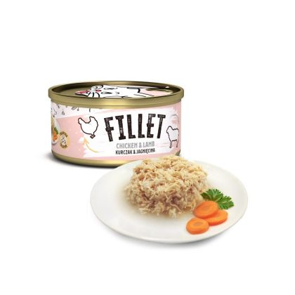 Mr. Bandit Fillet chicken and lamb in a can, served on a plate with carrots and parsley, ideal for cats.